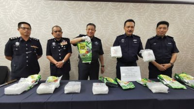 莫哈末尤斯里（左4）展示侦破10公斤甲基安非他命的毒品案成果，左起是查案官谢忠成助理警监、诺再尼、阿兹兹及李庆泉。