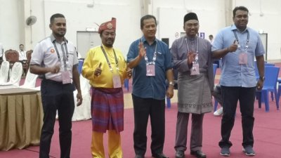 各政党候选人在抽签仪式前合影，左起阿南达、韩查阿都拉曼、阿兹曼、莫哈末索菲及西瓦拉。